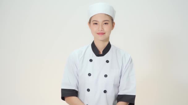 아리따운 아시아인 요리사 배경에 고립된 얼굴로 미소짓는다 요리사 — 비디오
