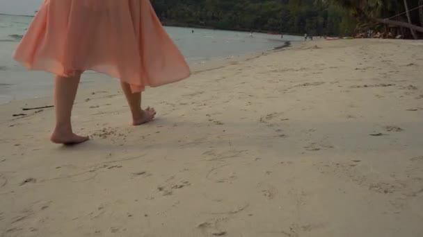 Blisko Nogi Młodej Kobiety Spaceruje Boso Piasku Plaży — Wideo stockowe
