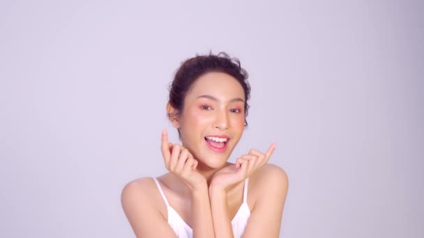 Piękna Azjatka Dotykając Miękki Uśmiech Policzek Czystej Świeżej Skóry Szczęście — Wideo stockowe