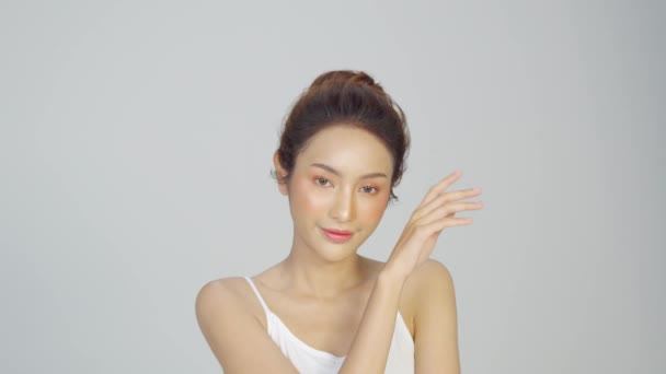 Güzel Asyalı Kadın Yumuşak Yanaklı Gülüşüne Dokunuyor Temiz Taze Tenli — Stok video