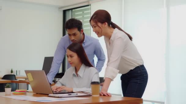 Grupo Jóvenes Compañeros Startup Trabajando Juntos Para Obtener Ideas Marketing — Vídeos de Stock