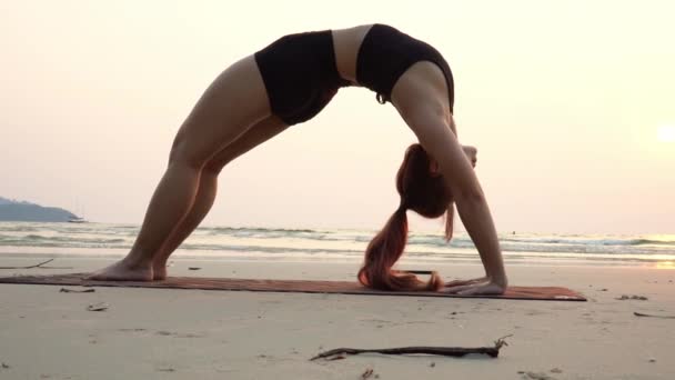 Asyalı Genç Bir Kadın Yoga Köprüsü Pratik Yapıyor Tropikal Adada — Stok video