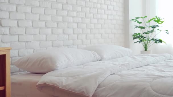 Κρεβάτι Λευκό Μαξιλάρι Και Κουβέρτα Φυσικό Φως Στο Υπνοδωμάτιο Πρωί — Αρχείο Βίντεο