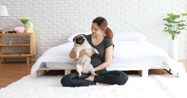 Mooie Aziatische Jonge Vrouw Spelen Met Haar Hond Glimlach Met — Stockvideo