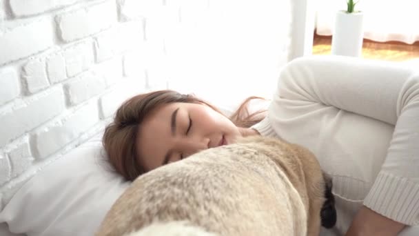 Donna Asiatica Pigiama Dormire Chiudere Gli Occhi Sorridere Dormire Cane — Video Stock
