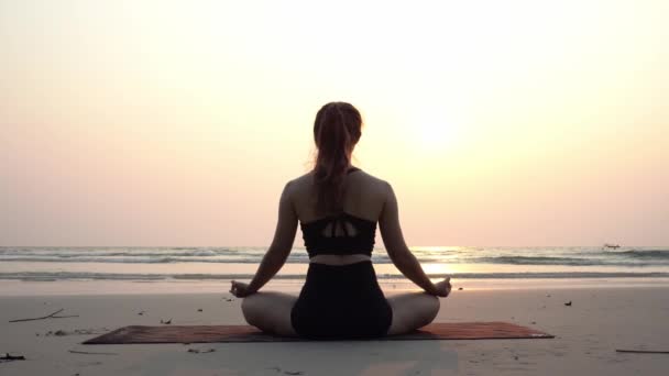 Espalda Vistas Mujer Practica Yoga Loto Posar Meditación Con Vacaciones — Vídeos de Stock