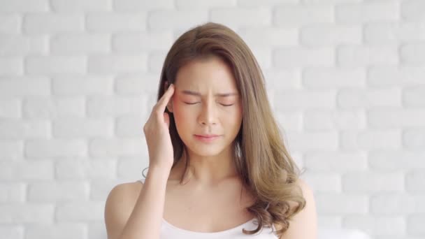 Asiático Jovem Mulher Tem Uma Enxaqueca Dor Cabeça Depois Acordar — Vídeo de Stock