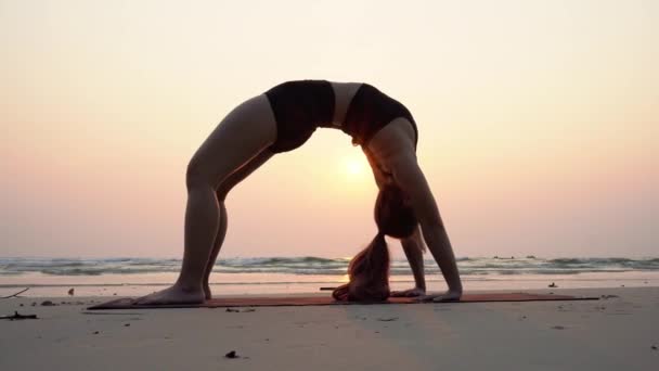 Jovem Asiática Praticar Ponte Yoga Pose Areia Praia Com Pôr — Vídeo de Stock