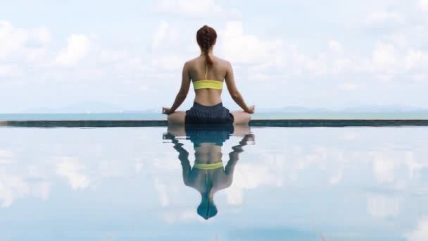 Férias Bela Mulher Asiática Atraente Relaxante Ioga Lótus Posar Piscina — Vídeo de Stock