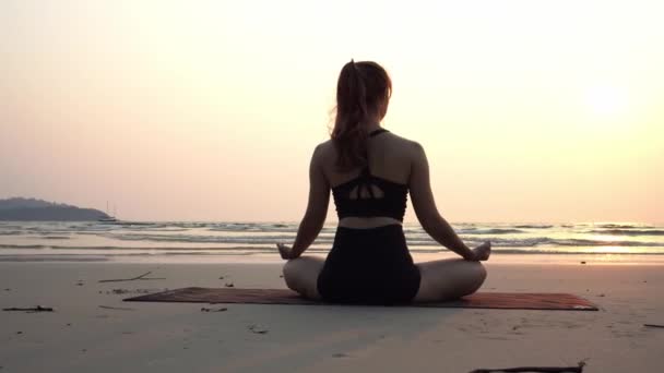 Bakış Açısına Göre Kadın Yoga Nilüferini Uygular Yaz Tatilinde Plajda — Stok video