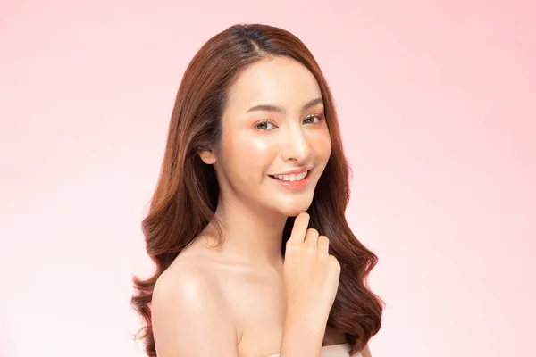 Belle Femme Asiatique Sourire Toucher Menton Avec Une Peau Propre — Photo