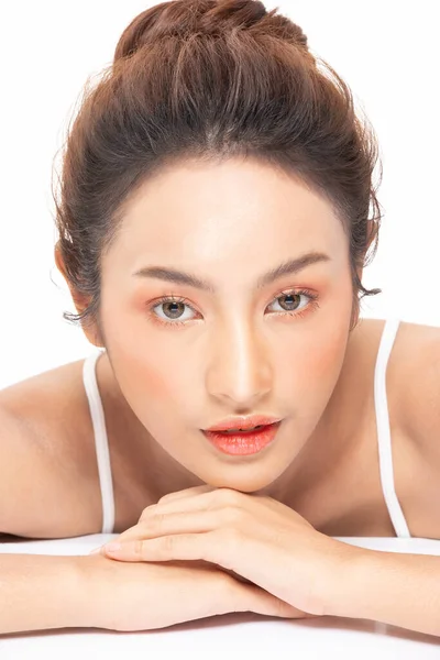 Vacker Asiatisk Kvinna Tittar Kameran Leende Med Ren Och Fräsch — Stockfoto