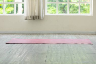 Oturma odasındaki yoga minderi yoga egzersizi için hazır.