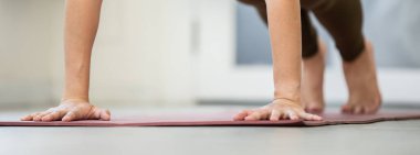 Banner, kadının ellerini kapat. Yoga pratiği yap. Evde meditasyon pozu ver.