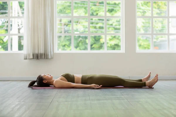 Asiatisk Kvinna Utövar Yoga Döda Kroppen Eller Savasana Pose Med — Stockfoto