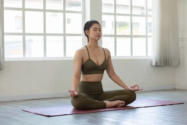 Atractiva Mujer Asiática Practica Ejercicio Yoga Loto Posar Meditación Sala — Foto de Stock