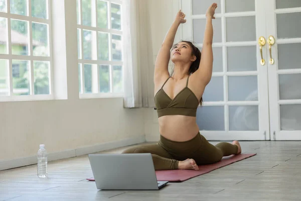 Attraktiv Asiatisk Kvinna Utövar Yoga Duva Poserar Till Online Kurs — Stockfoto