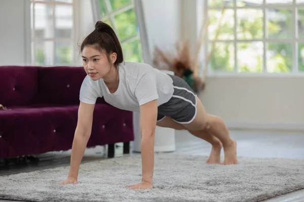 Wanita Asia Atletik Berlatih Yoga Pabrik Menimbulkan Meditasi Rumah Merasa — Stok Foto