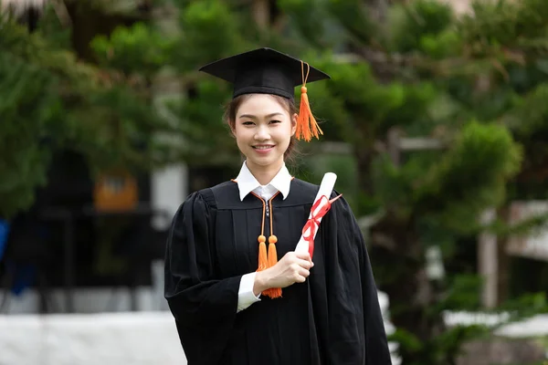 Atractiva Asiática Estudiante Graduada Gorra Bata Celebrando Con Certificado Mano —  Fotos de Stock