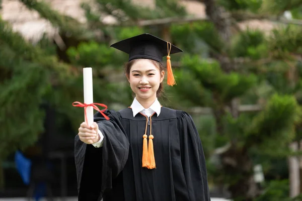 매력적 아시아인 여학생들이 모자와 가운을 인증서를 축하하며 졸업식 스러운 졸업식 — 스톡 사진