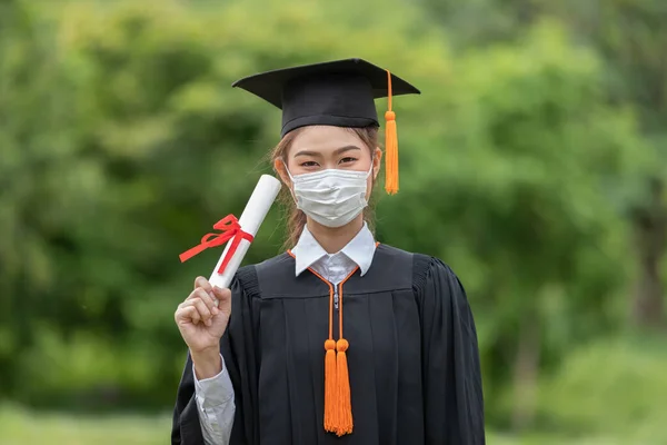 Absolvent Žena Nosit Čepice Šaty Lékařské Masky Pro Ochranu Virus — Stock fotografie