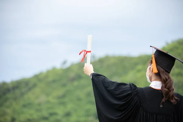 Mezuniyet Kutlaması Için Elini Kaldırdı Virüs Diploması Sertifikalı Virüs Salgını — Stok fotoğraf