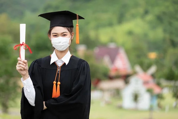 Absolvent Žena Nosit Čepice Šaty Lékařské Masky Pro Ochranu Virus — Stock fotografie