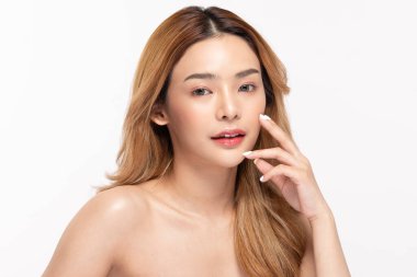 Güzel Asyalı genç bir kadın yumuşak yanaklı gülüşüne dokunuyor taze tenli mutlu ve neşeli, olumlu duygusal, beyaz arka planda soyutlanmış, Güzellik Kozmetik ve Yüz Bakımı Konsepti