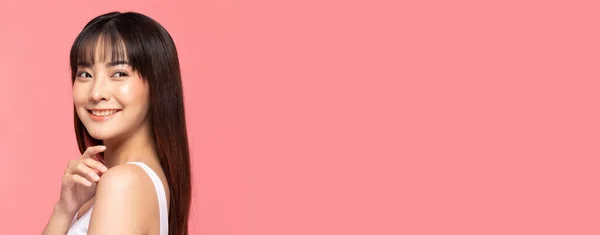 Баннер Молодая Красивая Азиатка Улыбка Прикоснуться Плечу Чистой Свежей Кожей — стоковое фото
