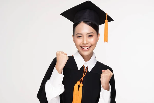 美しい魅力的なアジアの女性は 帽子とガウンの笑顔ので 誇りと幸福を卒業 白地に隔離 教育の成功コンセプト — ストック写真