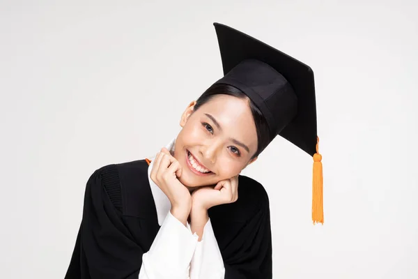 漂亮迷人的亚洲女人 戴着礼帽 笑容满面 幸福无比 与白人背景隔离 教育成功理念 — 图库照片