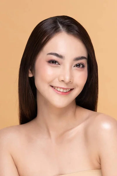 Mulher Asiática Bonita Olhando Para Câmera Sorrir Com Pele Limpa — Fotografia de Stock
