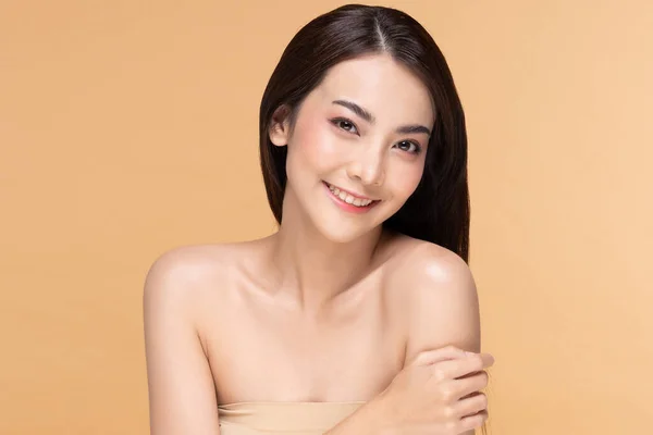 Bela Jovem Ásia Mulher Olhando Enquanto Tocando Ombro Sentimento Tão — Fotografia de Stock