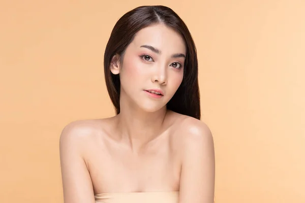 Mulher Asiática Bonita Olhando Para Câmera Sorrir Com Pele Limpa — Fotografia de Stock