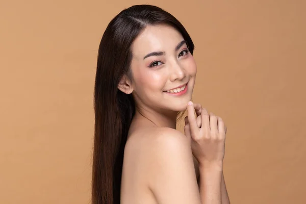 Mulher Asiática Bonita Tocando Queixo Sorriso Com Pele Limpa Fresca — Fotografia de Stock