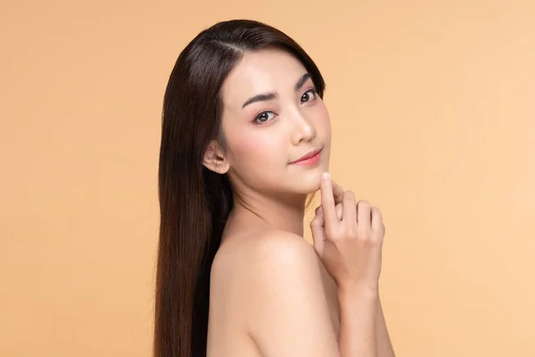 Mulher Asiática Bonita Tocando Queixo Sorriso Com Pele Limpa Fresca — Fotografia de Stock