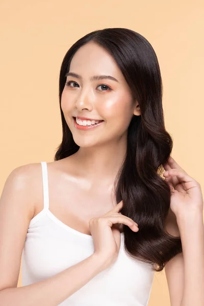 Mooie Aziatische Jonge Vrouw Aanraken Haren Glimlach Met Schone Frisse — Stockfoto