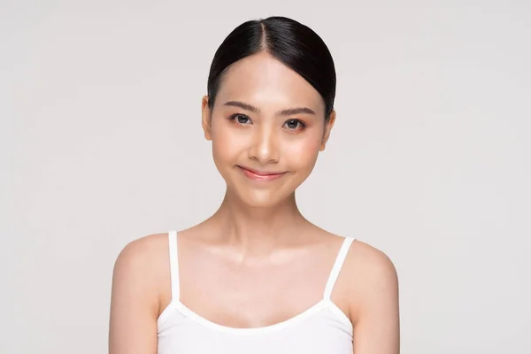 아리따운 아시아젊은 여성이 카메라 미소를 깨끗하고 행복과 긍정적 감정으로 활기차게 — 스톡 사진