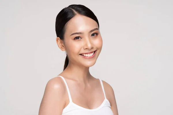 Schöne Asiatische Junge Frau Blickt Die Kamera Lächeln Mit Sauberer — Stockfoto