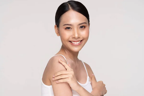 아름다운 아시아 여성이 어깨를 맞대고 건강하고 깨끗하며 피부를 행복하고 배경에 — 스톡 사진