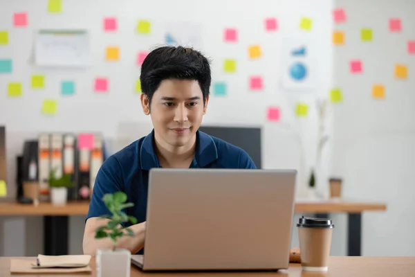 Asiático Joven Hombre Negocios Trabajo Informal Con Ordenador Portátil Oficina — Foto de Stock