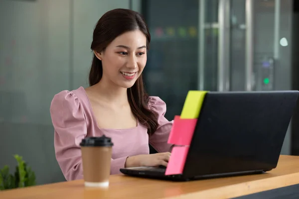 Wanita Bisnis Asia Yang Bahagia Bekerja Secara Santai Dengan Laptop — Stok Foto