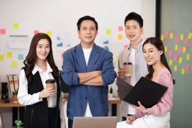 Bir grup mutlu genç iş adamı fikir ve pazarlama planı oluşturmak için birlikte beyin fırtınası yapıyorlar, İş Kuruluşu Çeşitliliği Konsepti