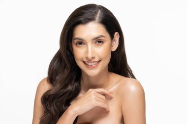 Güzel Cazibeli kadın omuzlarına dokunuyor temiz ve taze tenli gülümsüyor mutluluk ve neşe olumlu duygusal, beyaz arka planda izole edilmiş güzellik kozmetik ve kaplıca tedavisi kavramı
