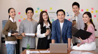 Bir grup mutlu genç iş adamı fikir ve pazarlama planı oluşturmak için birlikte beyin fırtınası yapıyorlar, İş Kuruluşu Çeşitliliği Konsepti