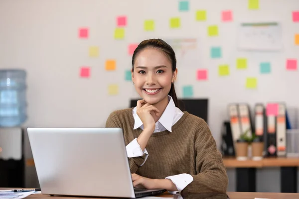 Mulher Negócios Asiática Feliz Trabalhando Com Laptop Sorrir Olhando Para — Fotografia de Stock
