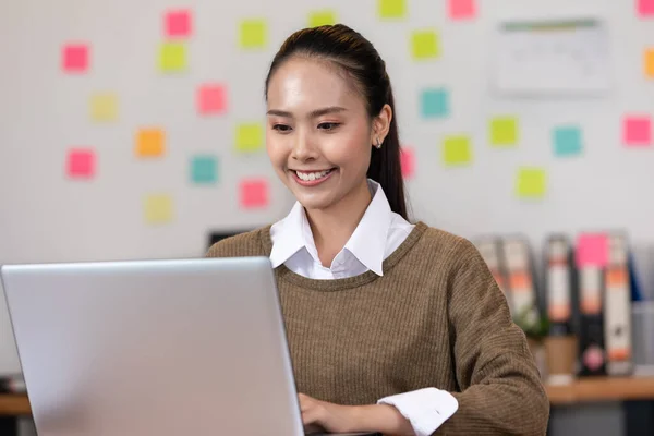 Mulher Negócios Asiática Feliz Olhando Laptop Trabalhando Sorrir Escritório Moderno — Fotografia de Stock