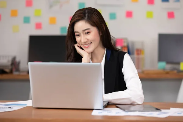 現代オフィスやコワーキングスペースでノートパソコンの仕事や笑顔を探している幸せなアジアのビジネス女性 ビジネススタートアップコンセプト — ストック写真