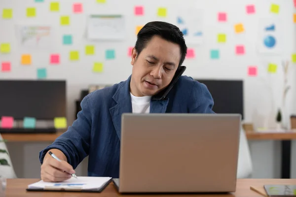 Hombre Negocios Sénior Asiático Trabajo Informal Ordenador Portátil Hablar Con — Foto de Stock