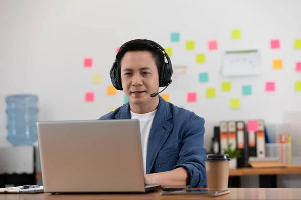 Asian Senior Business Man Wearing Earphone Meeting Business Team Video — Stock Photo, Image